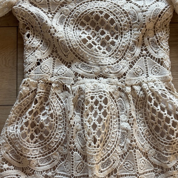 Chic Lace Long Sleeve Dress in Cream size 14 girls - Picture 4 of 7